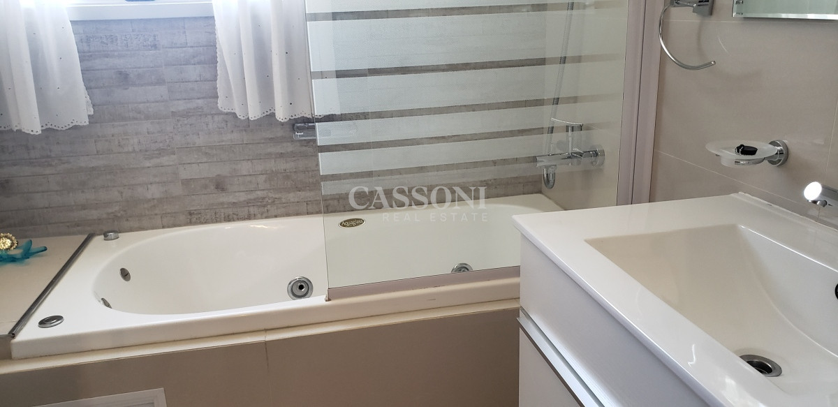 Apartamento ID.1568 - Venta, 2 Dormitorios y Dependencia, Playa Brava 