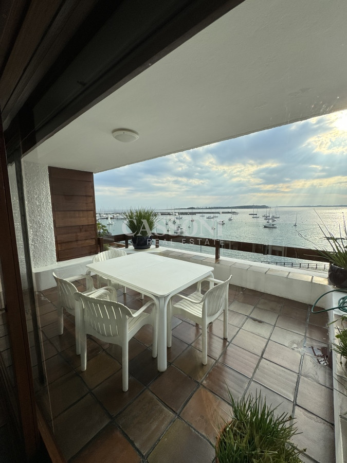 Apartamento ID.2178 - Frente a Puerto, Amplio Piso, Estilo Casa Clásica Esteña 