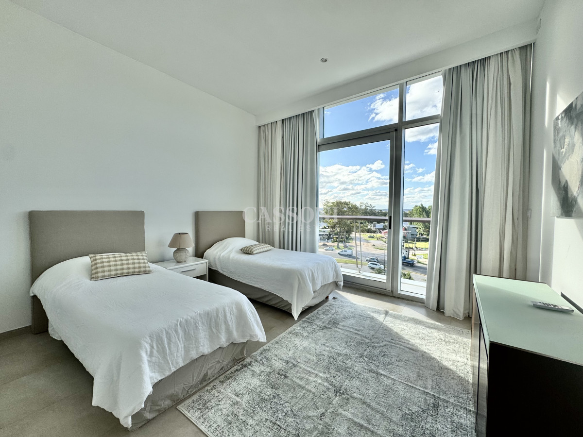 Apartamento ID.5123 - Dúplex de 4 dormitorios + servicio en Delamar, La Barra