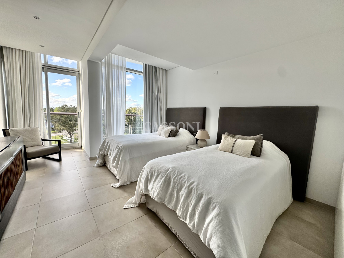 Apartamento ID.5123 - Dúplex de 4 dormitorios + servicio en Delamar, La Barra