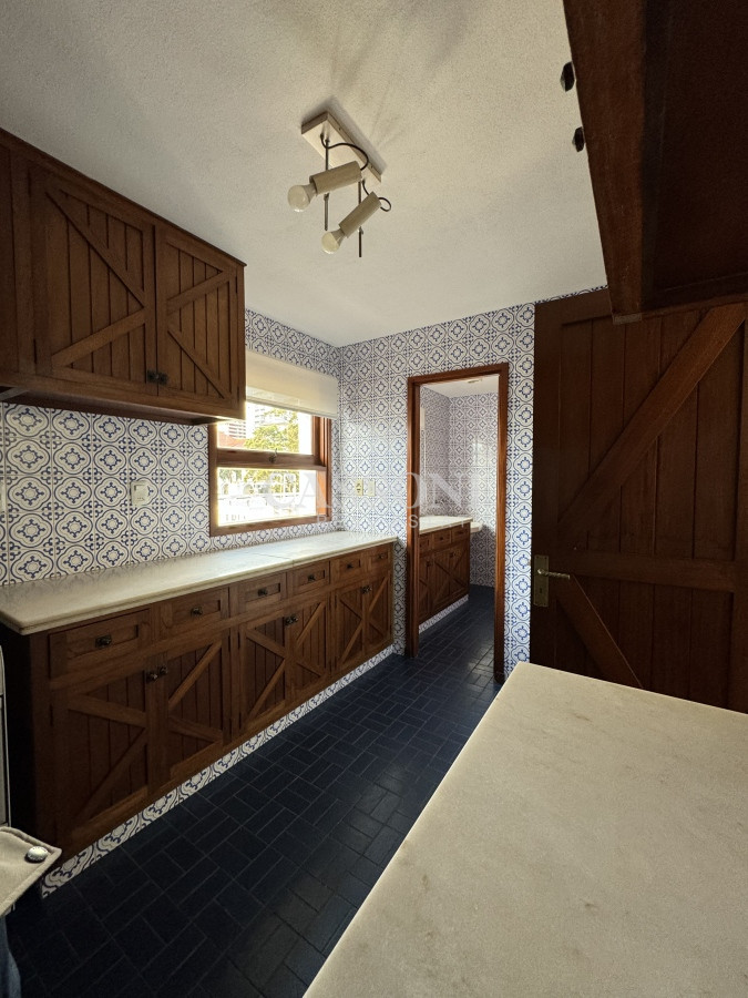 Apartamento ID.2178 - Frente a Puerto, Amplio Piso, Estilo Casa Clásica Esteña 