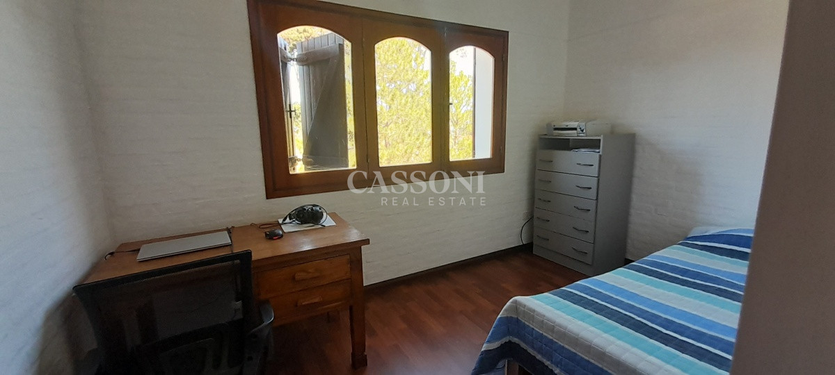 Casa ID.936 - Casa de 5 Dormitorios en Zona Colegios 