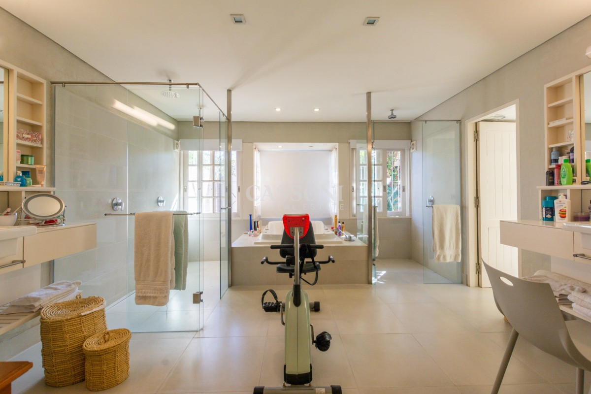 Casa ID.352 - Venta, Residencia en barrio Lugano, 9 Dormitorios