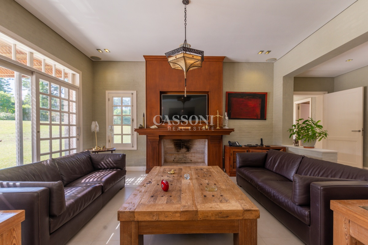 Casa ID.352 - Venta, Residencia en barrio Lugano, 9 Dormitorios