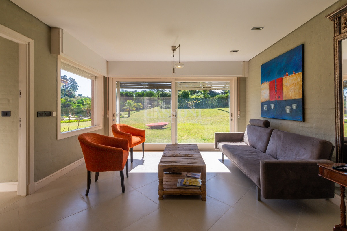 Casa ID.352 - Venta, Residencia en barrio Lugano, 9 Dormitorios