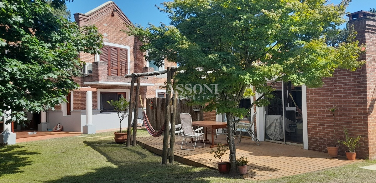 Casa ID.936 - Casa de 5 Dormitorios en Zona Colegios 