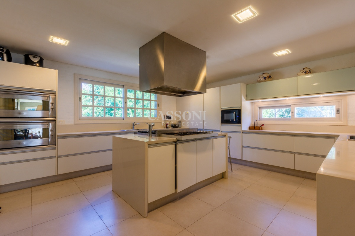 Casa ID.352 - Venta, Residencia en barrio Lugano, 9 Dormitorios