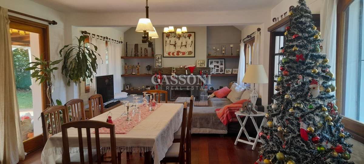 Casa ID.936 - Casa de 5 Dormitorios en Zona Colegios 