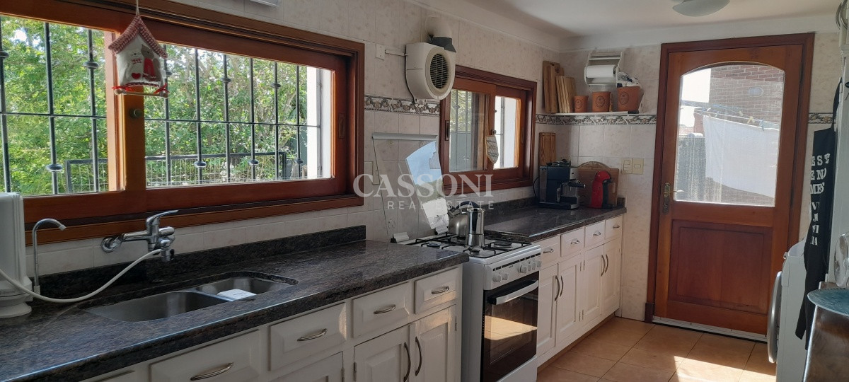 Casa ID.936 - Casa de 5 Dormitorios en Zona Colegios 