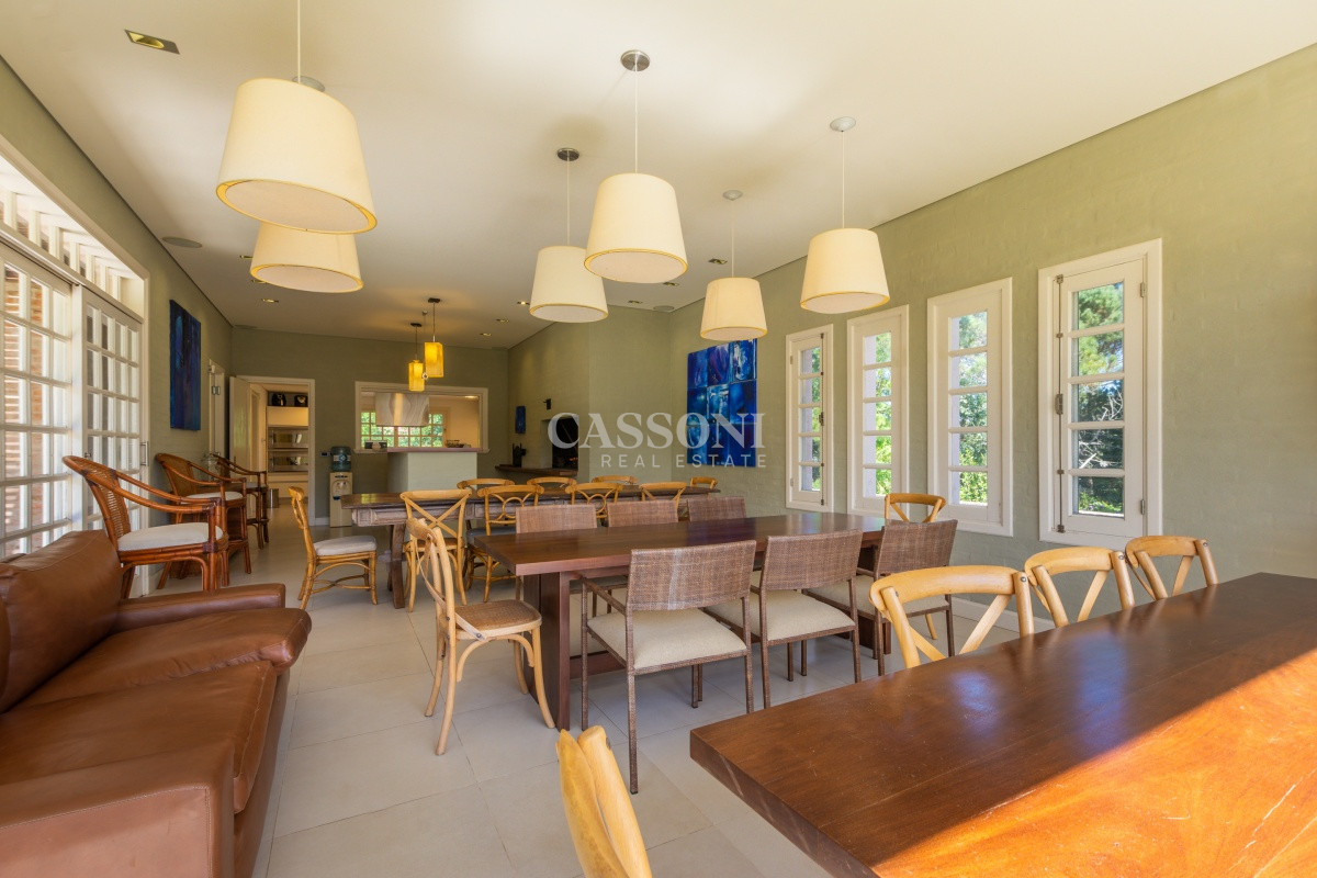 Casa ID.352 - Venta, Residencia en barrio Lugano, 9 Dormitorios