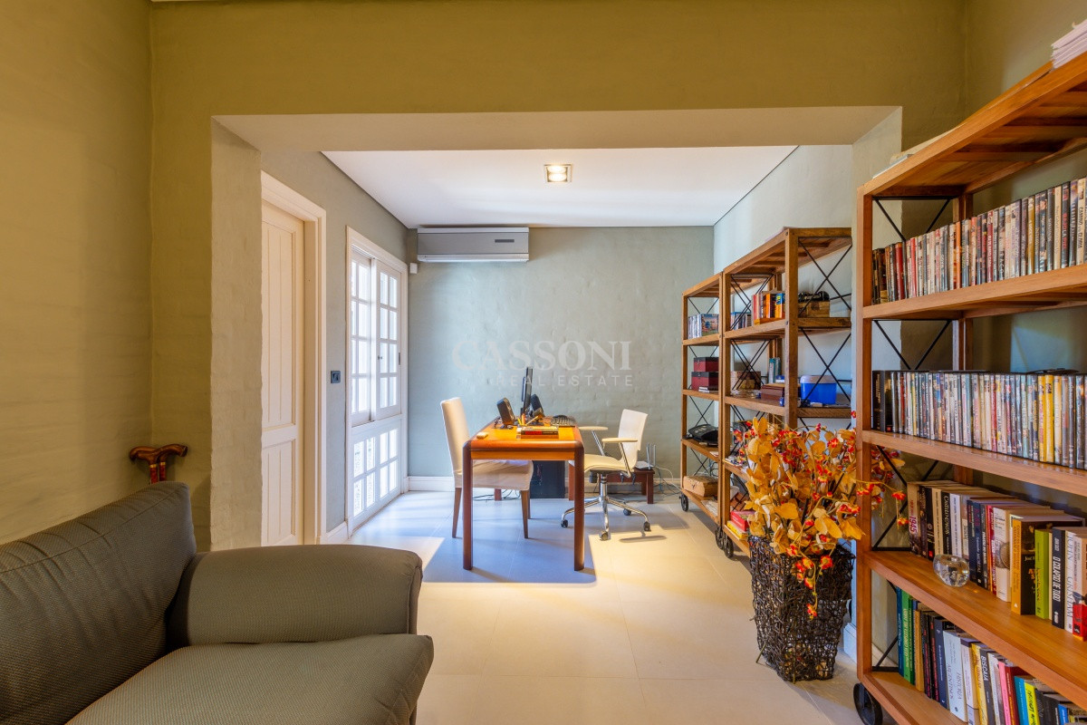 Casa ID.352 - Venta, Residencia en barrio Lugano, 9 Dormitorios