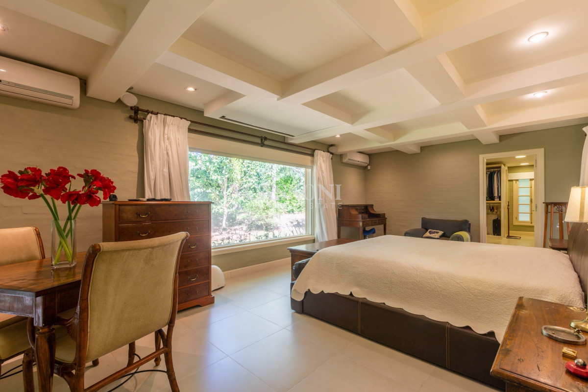 Casa ID.352 - Venta, Residencia en barrio Lugano, 9 Dormitorios