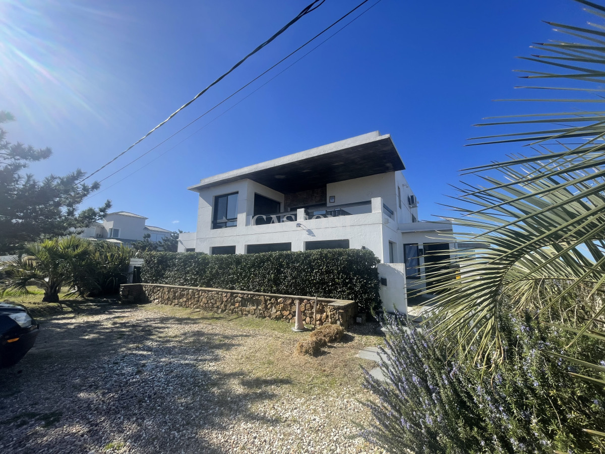 Casa ID.4995 - Alquiler  primera linea de montoya