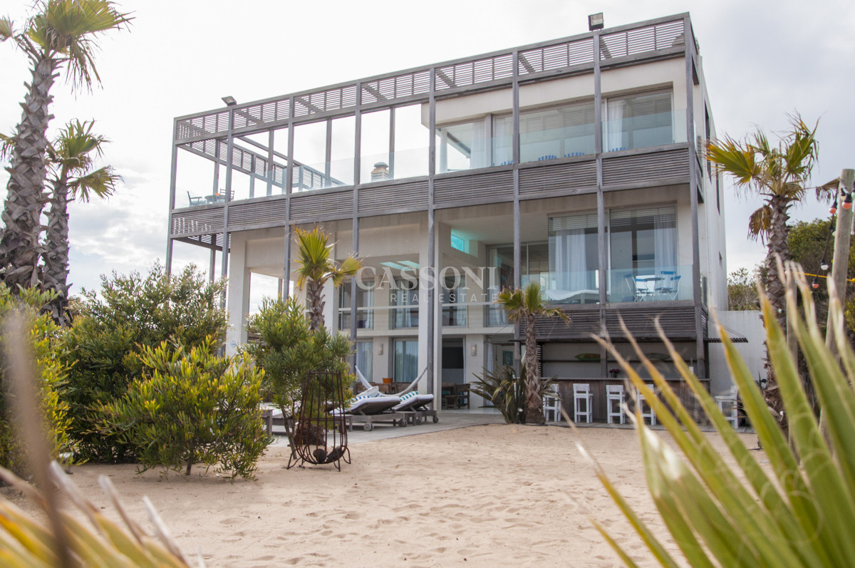 Casa ID.4953 - Una joya arquitectónica sobre el mar.
