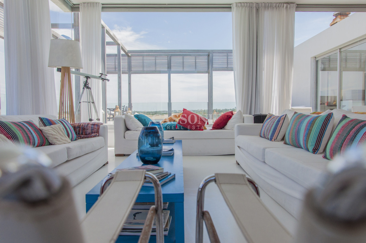 Casa ID.4953 - Una joya arquitectónica sobre el mar.