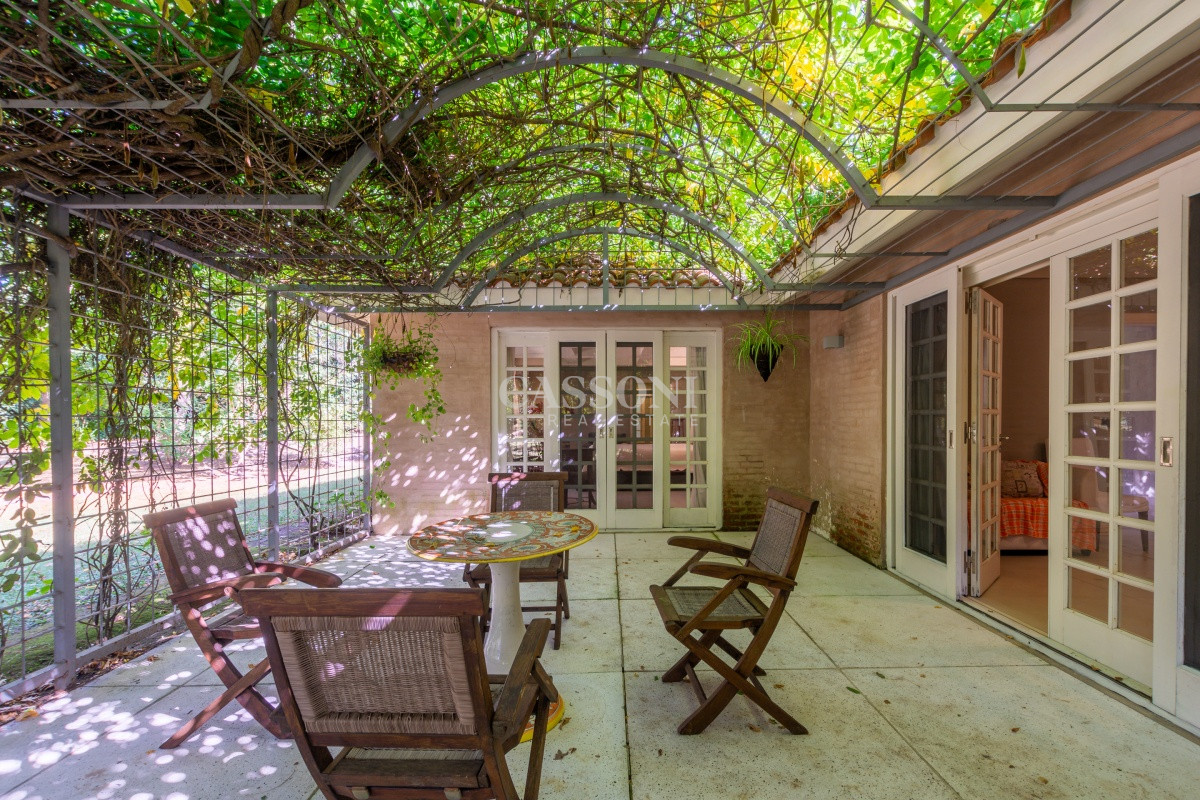 Casa ID.352 - Venta, Residencia en barrio Lugano, 9 Dormitorios