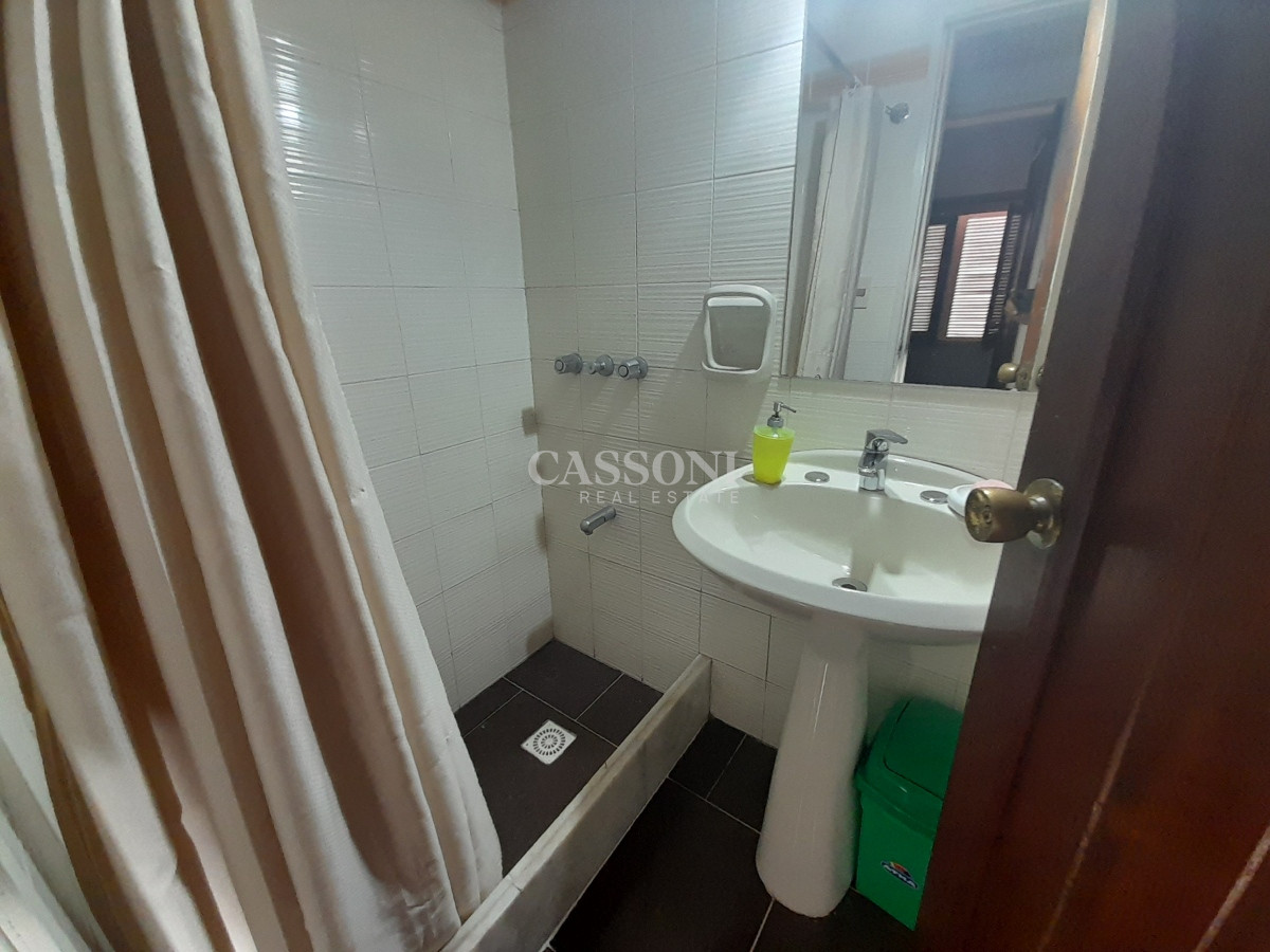 Casa ID.1828 - Alquiler Casa a 50 mts de Playa Mansa, 4 Dormitorios y Dependencia 