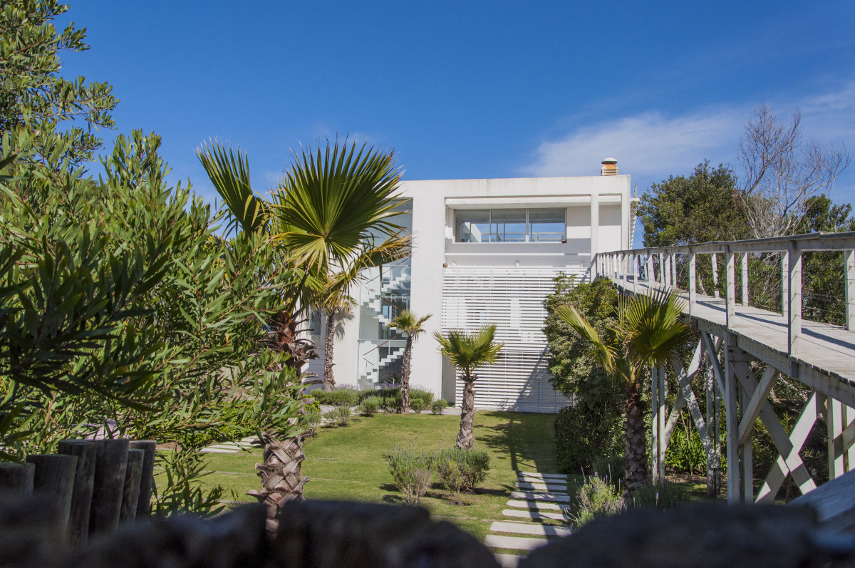 Casa ID.4953 - Una joya arquitectónica sobre el mar.
