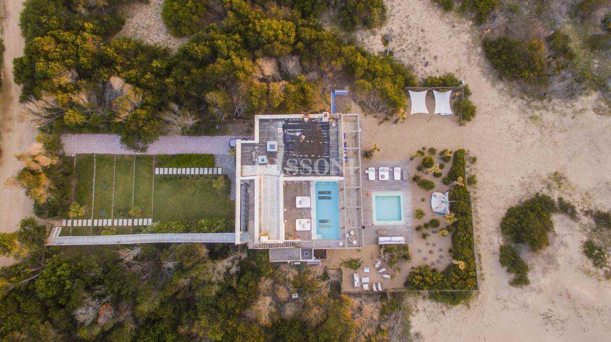 Casa ID.4953 - Una joya arquitectónica sobre el mar.
