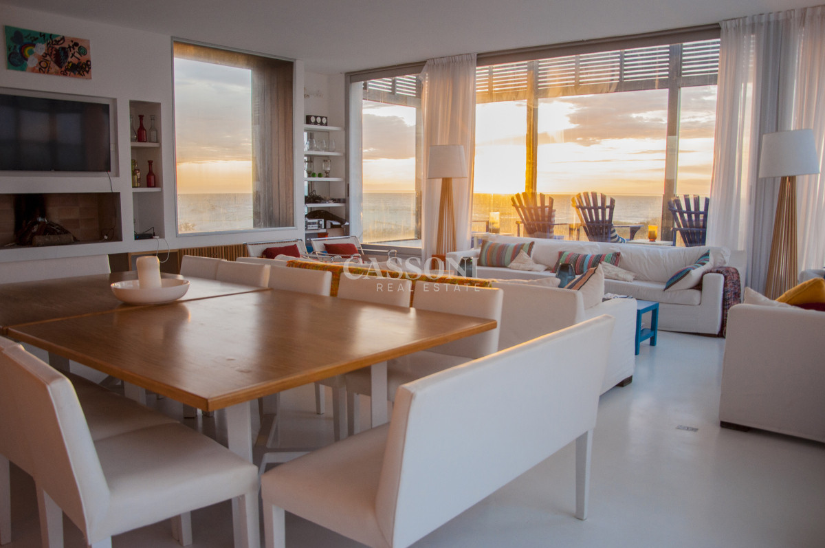 Casa ID.4953 - Una joya arquitectónica sobre el mar.