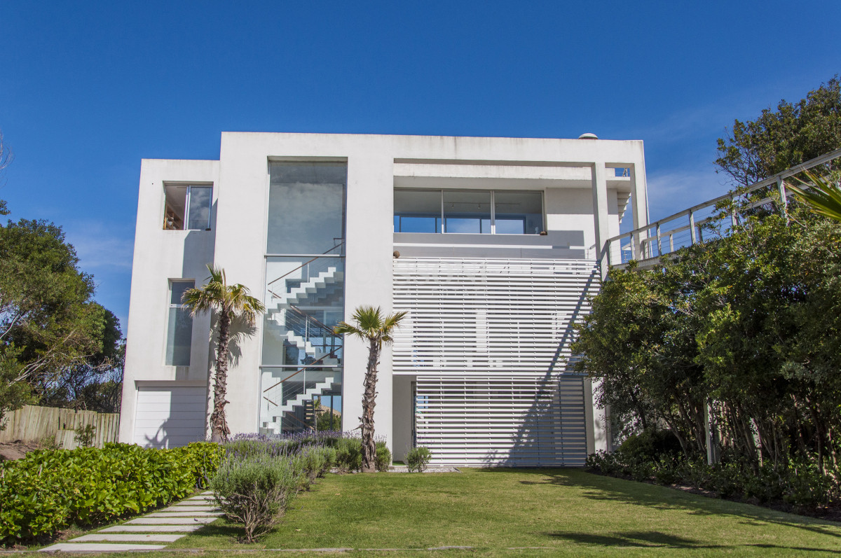 Casa ID.4953 - Una joya arquitectónica sobre el mar.