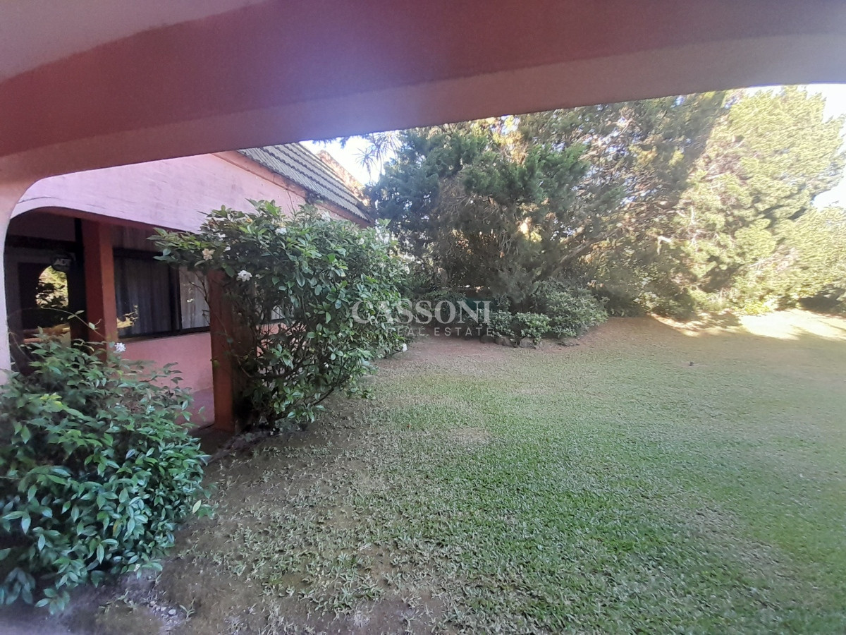 Casa ID.1828 - Alquiler Casa a 50 mts de Playa Mansa, 4 Dormitorios y Dependencia 