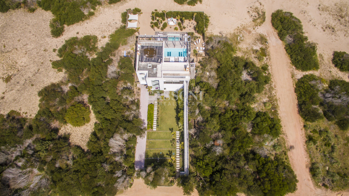 Casa ID.4953 - Una joya arquitectónica sobre el mar.