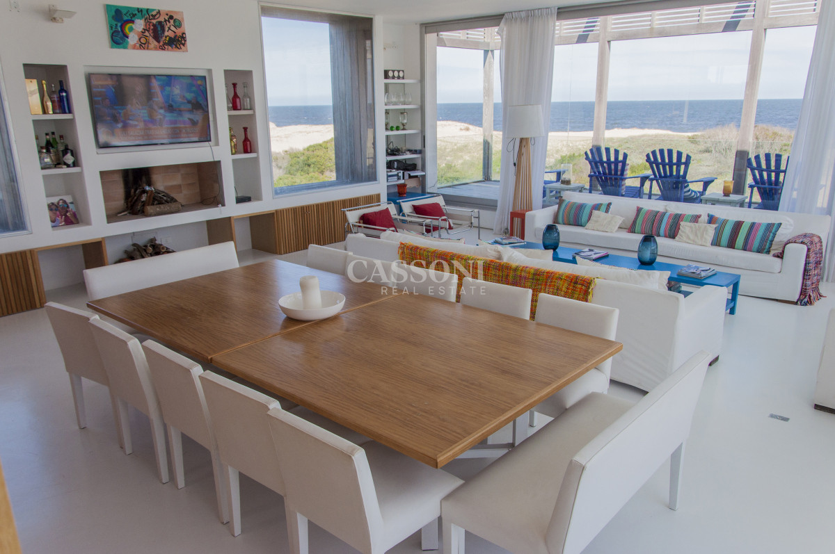 Casa ID.4953 - Una joya arquitectónica sobre el mar.