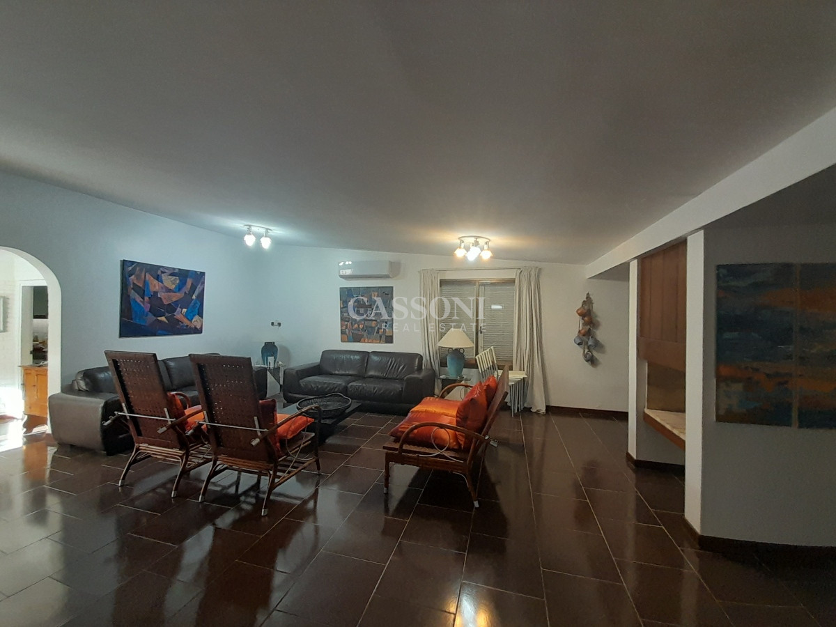 Casa ID.1828 - Alquiler Casa a 50 mts de Playa Mansa, 4 Dormitorios y Dependencia 