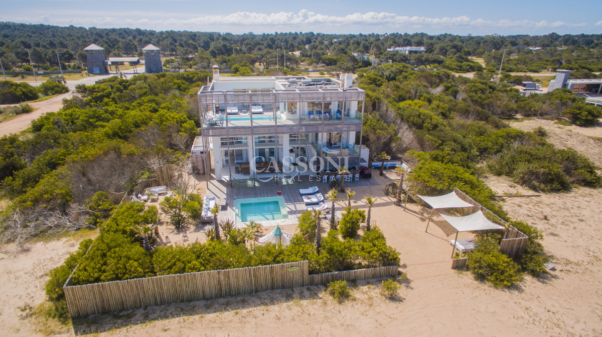 Casa ID.4953 - Una joya arquitectónica sobre el mar.