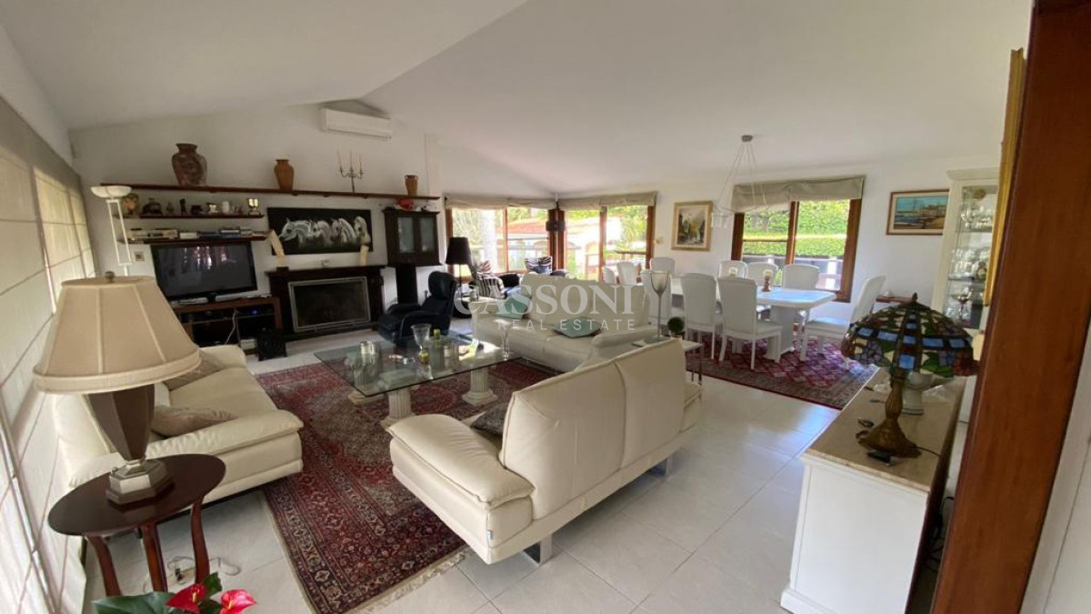 Casa ID.1260 - Casa 5 Dormitorios en Cantegril, Piscina, A metros de Playa Mansa 