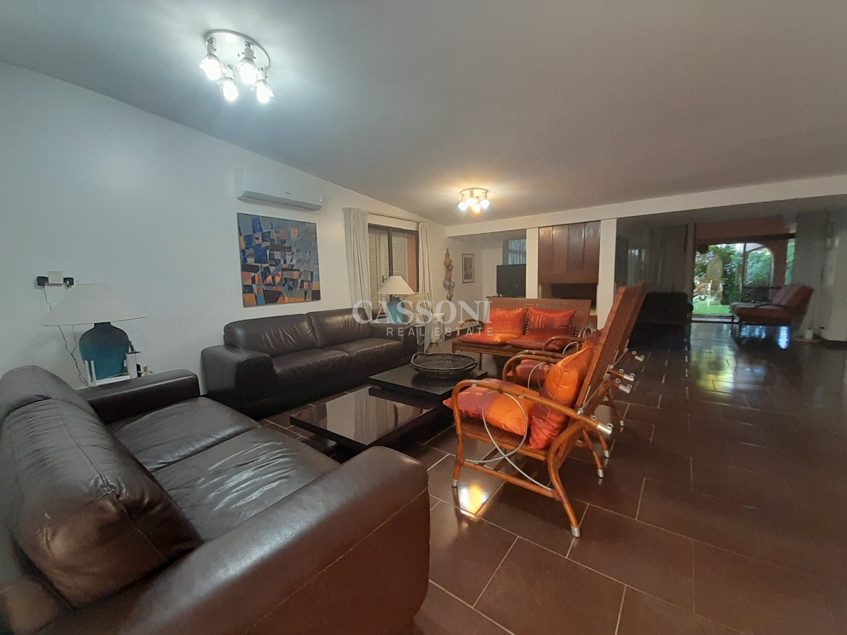 Casa ID.1828 - Alquiler Casa a 50 mts de Playa Mansa, 4 Dormitorios y Dependencia 