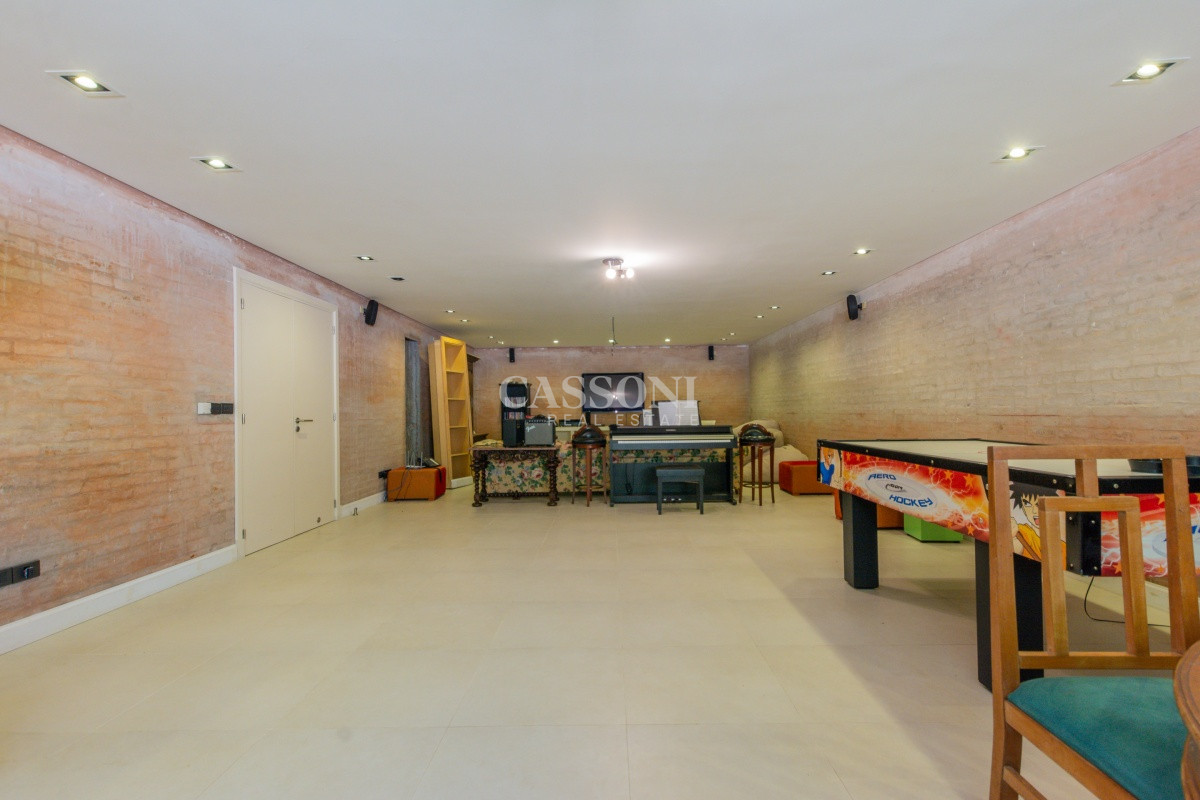 Casa ID.352 - Venta, Residencia en barrio Lugano, 9 Dormitorios