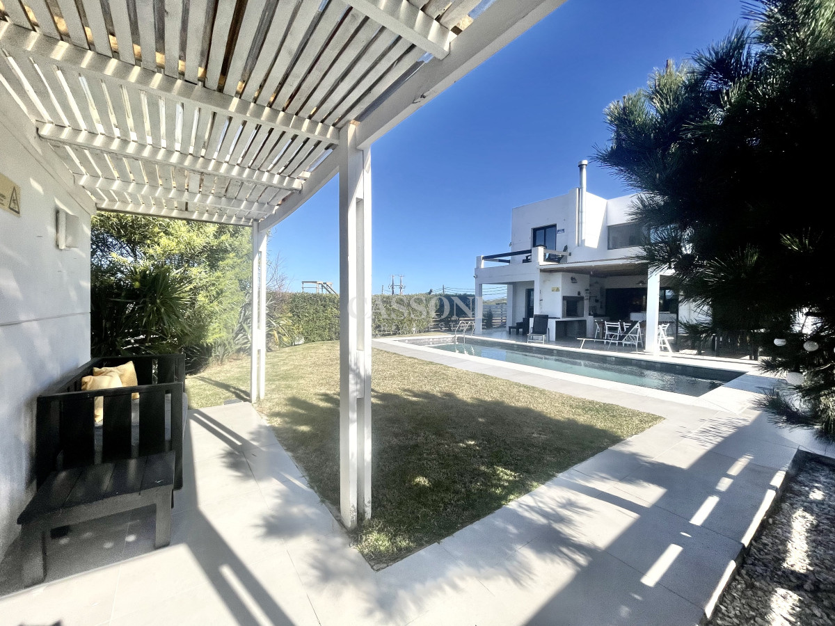 Casa ID.4995 - Alquiler  primera linea de montoya