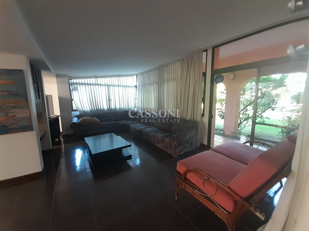 Casa ID.1828 - Alquiler Casa a 50 mts de Playa Mansa, 4 Dormitorios y Dependencia 