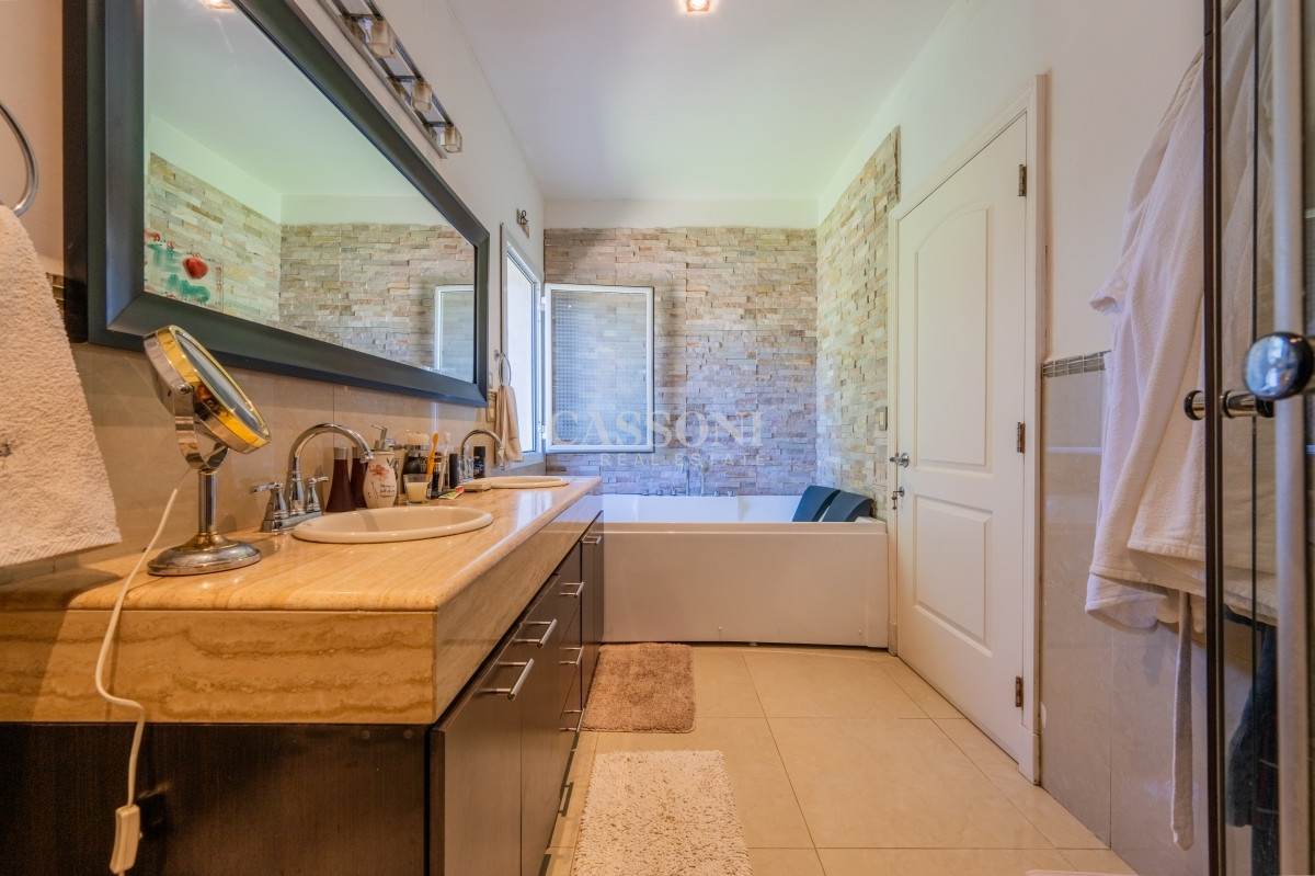 Casa ID.78 - Venta, Espectacular Residencia en Barrio Privado, La Arbolada  