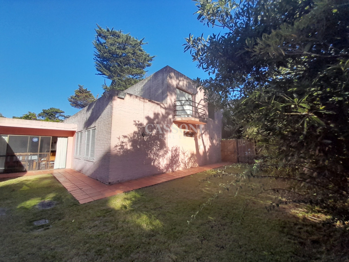 Casa ID.1828 - Alquiler Casa a 50 mts de Playa Mansa, 4 Dormitorios y Dependencia 