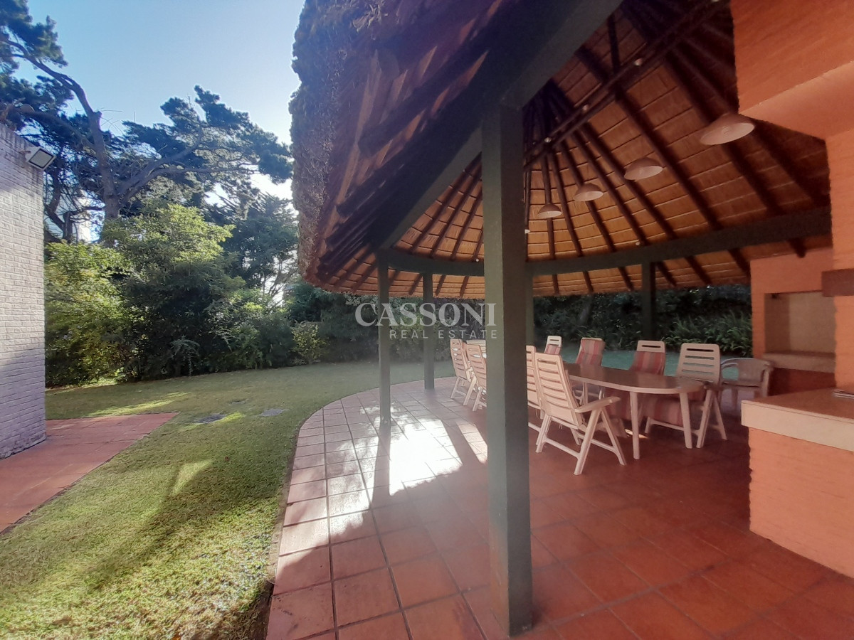 Casa ID.1828 - Alquiler Casa a 50 mts de Playa Mansa, 4 Dormitorios y Dependencia 