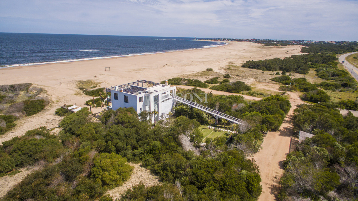 Casa ID.4953 - Una joya arquitectónica sobre el mar.
