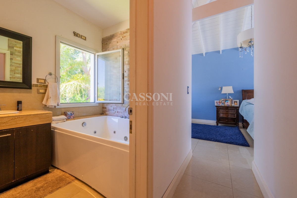 Casa ID.78 - Venta, Espectacular Residencia en Barrio Privado, La Arbolada  