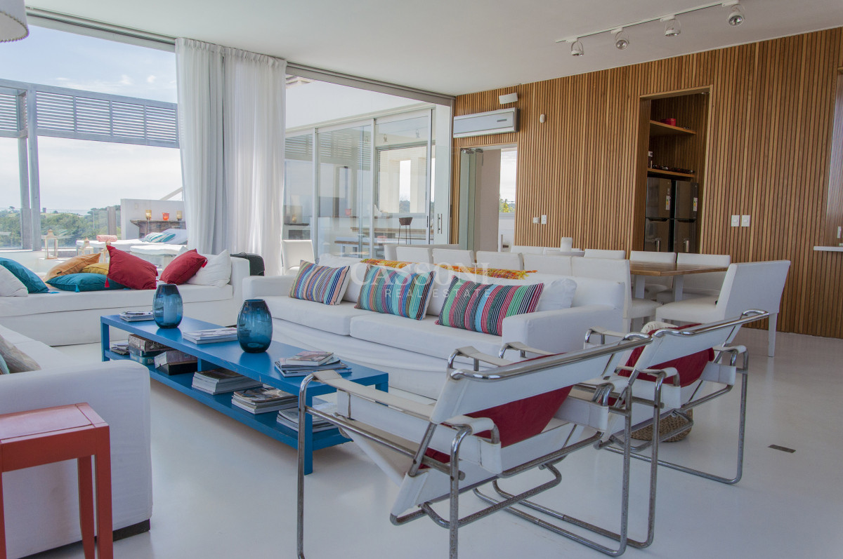 Casa ID.4953 - Una joya arquitectónica sobre el mar.