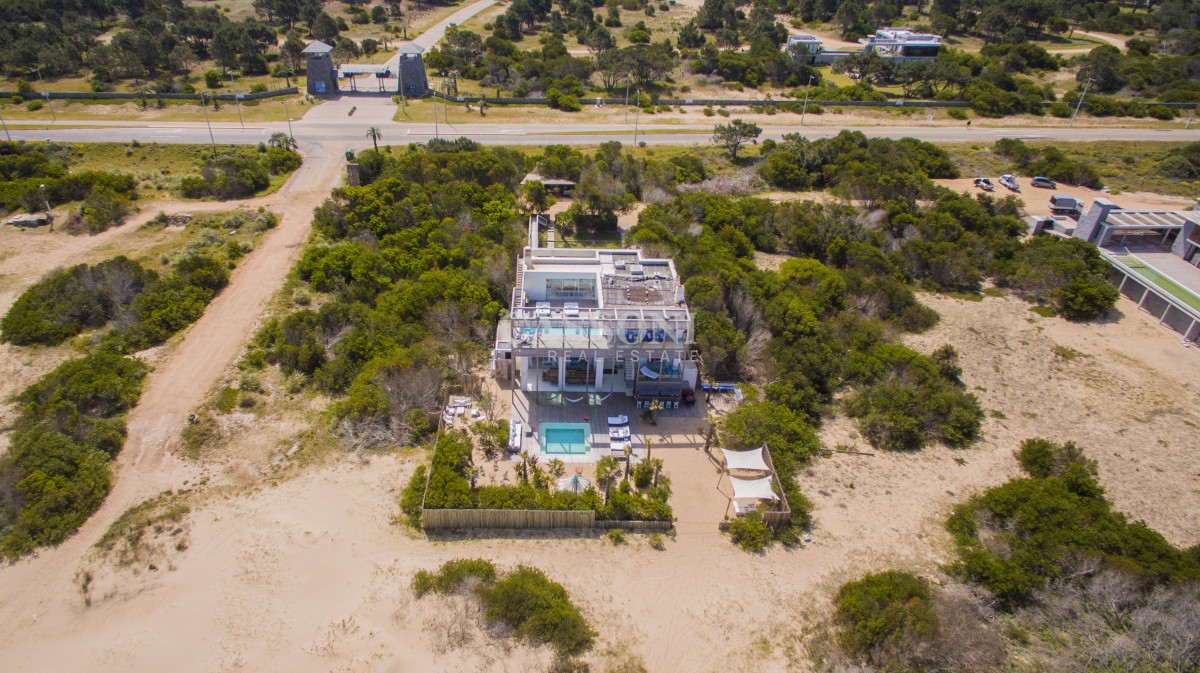 Casa ID.4953 - Una joya arquitectónica sobre el mar.