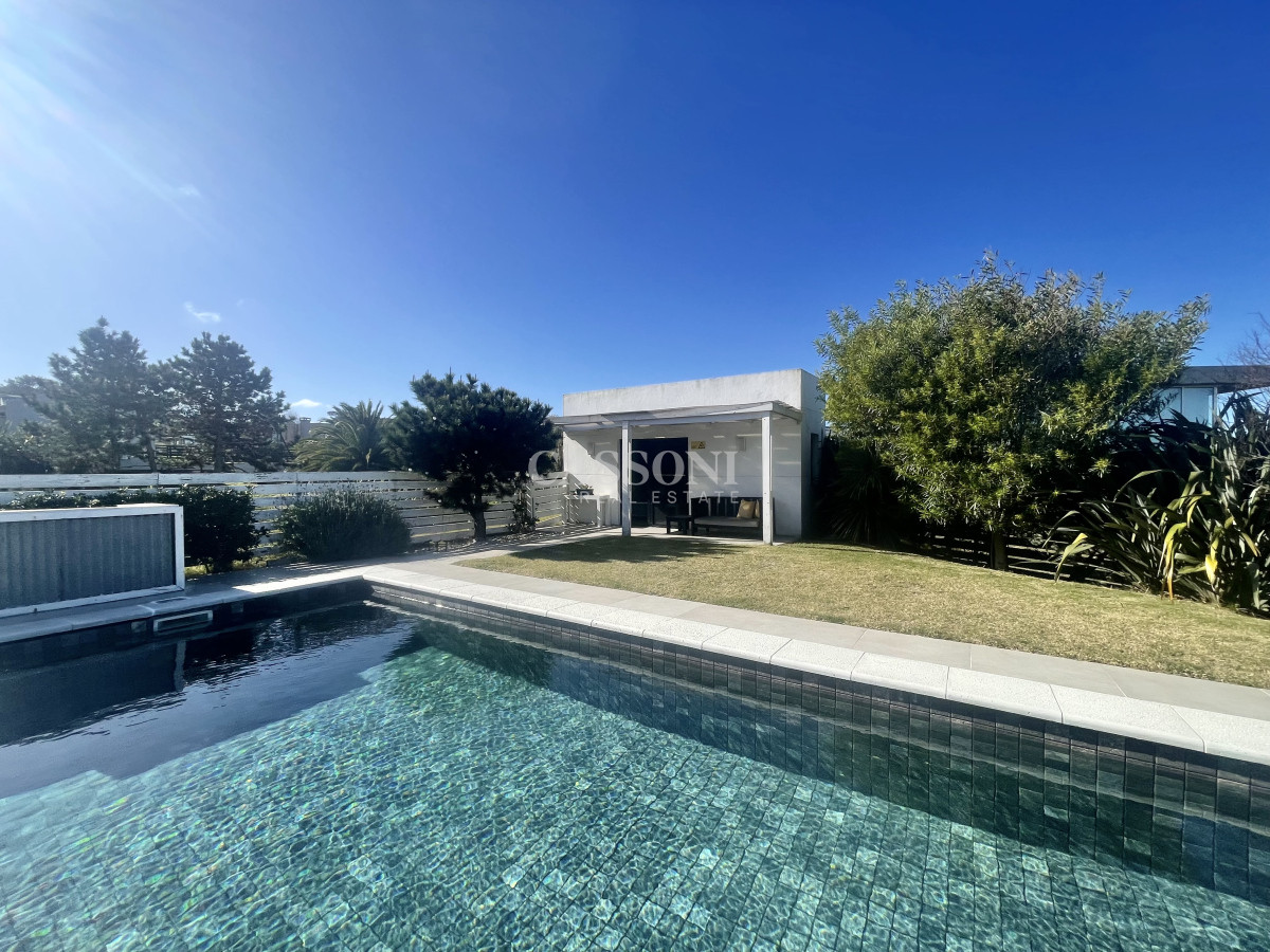 Casa ID.4995 - Alquiler  primera linea de montoya