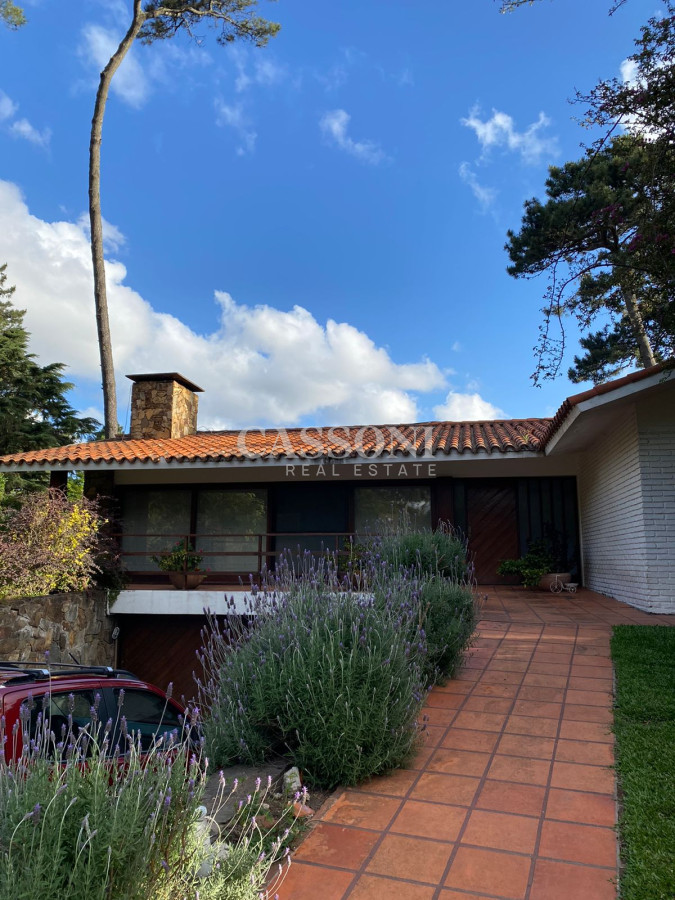 Casa ID.1260 - Casa 5 Dormitorios en Cantegril, Piscina, A metros de Playa Mansa 