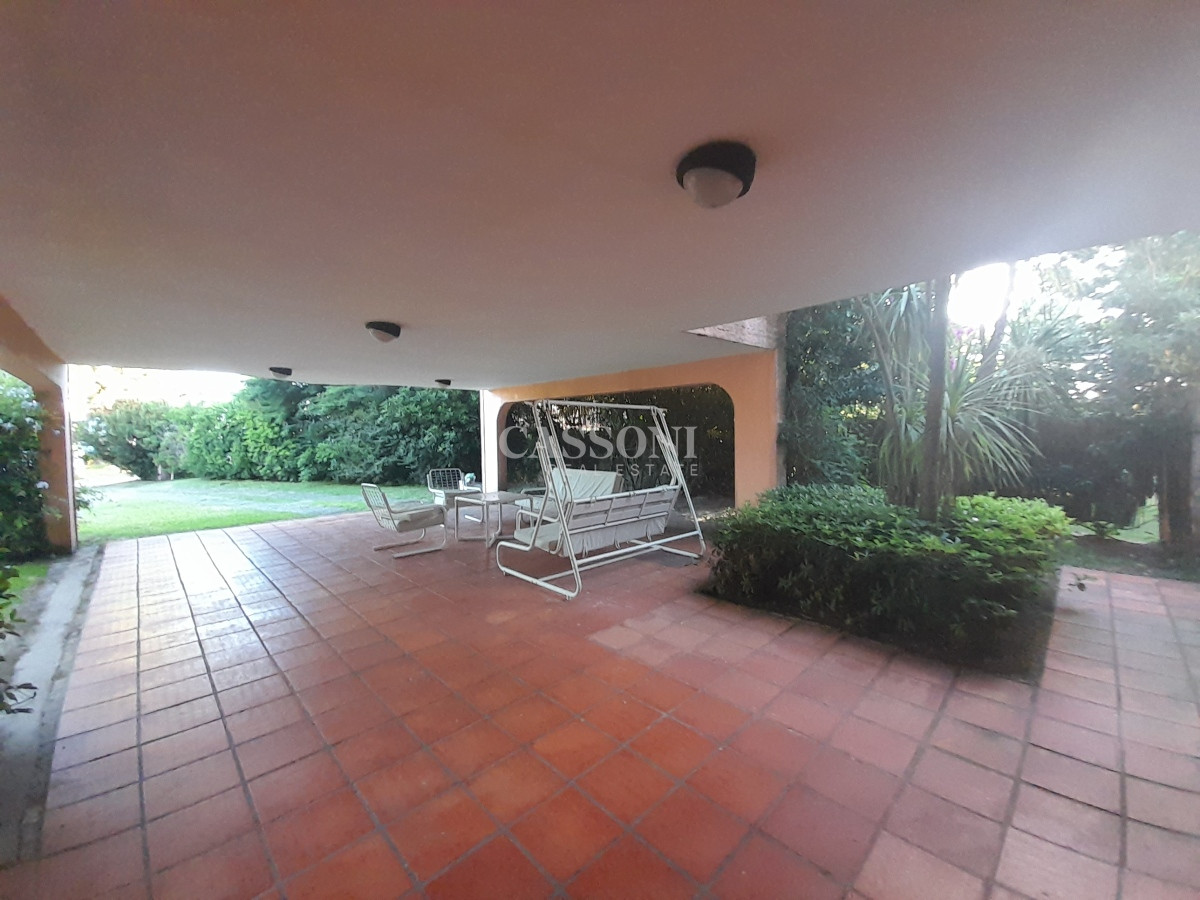 Casa ID.1828 - Alquiler Casa a 50 mts de Playa Mansa, 4 Dormitorios y Dependencia 
