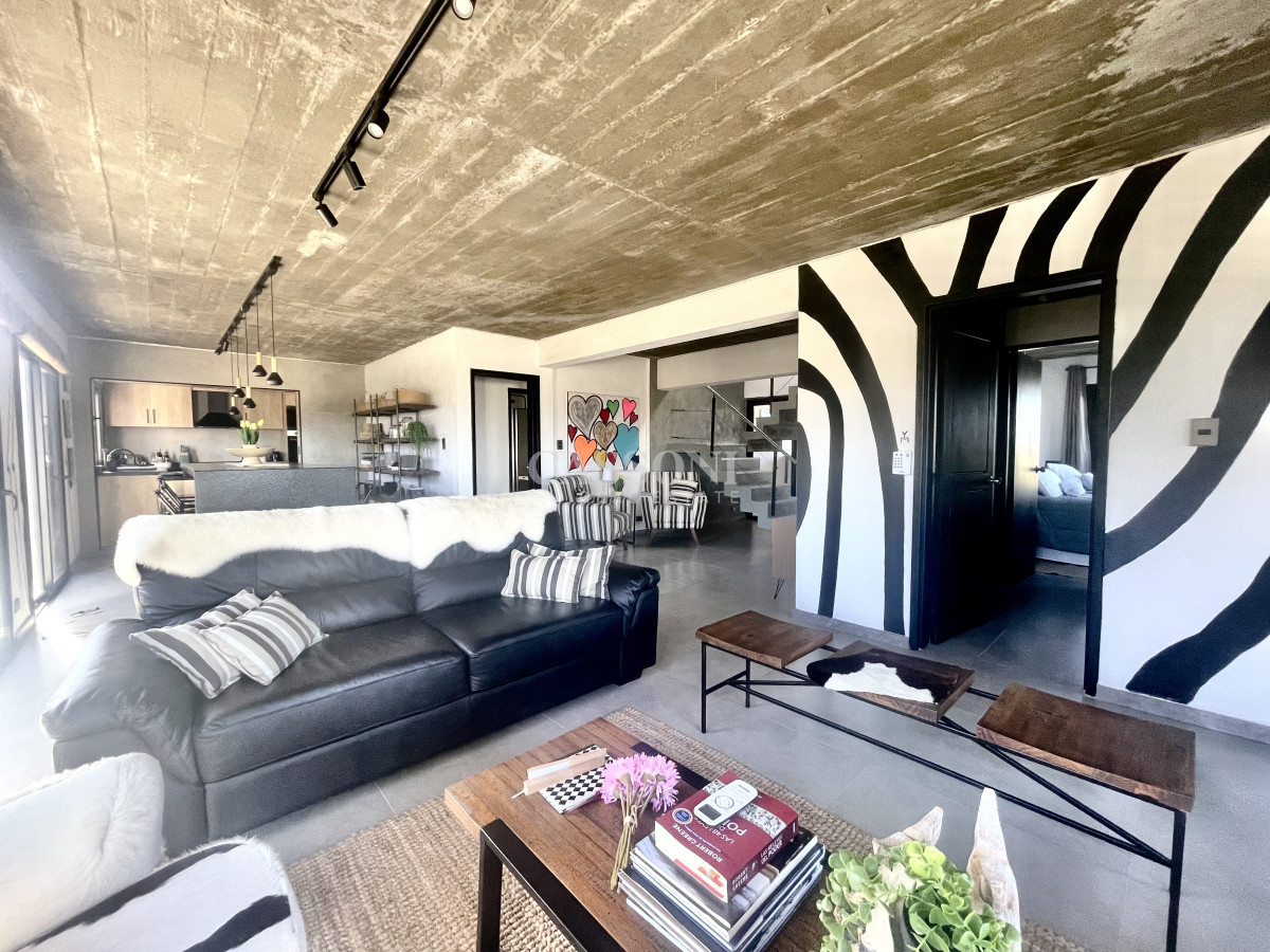 Casa ID.4995 - Alquiler  primera linea de montoya