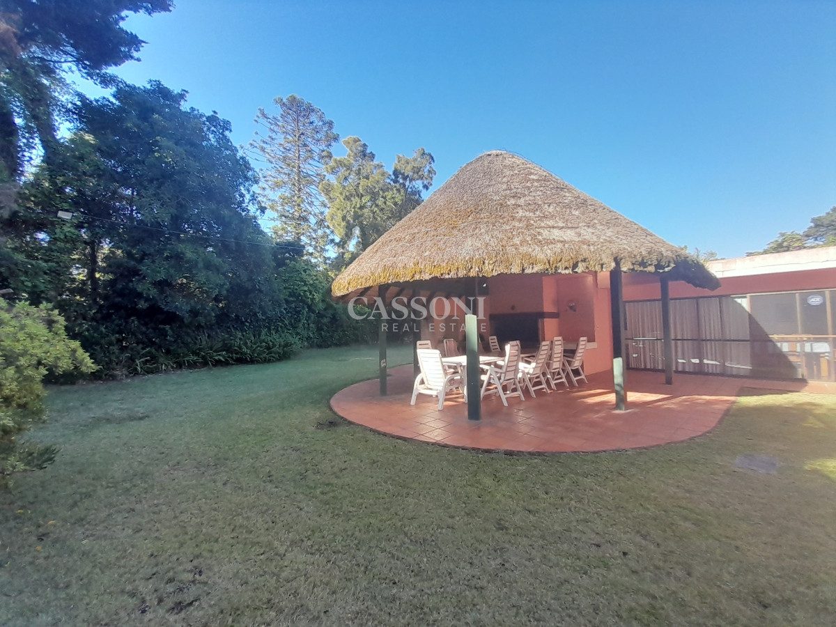 Casa ID.1828 - Alquiler Casa a 50 mts de Playa Mansa, 4 Dormitorios y Dependencia 