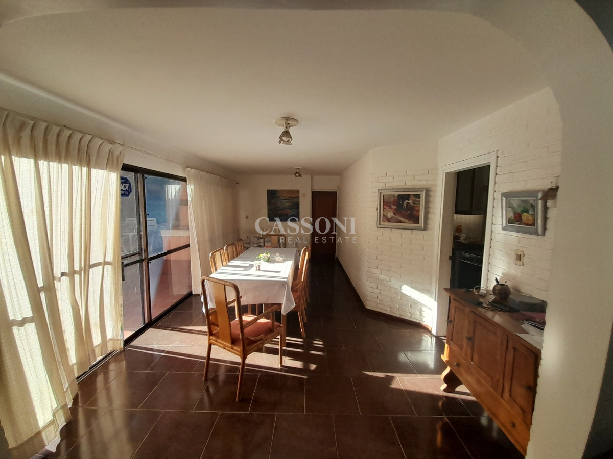 Casa ID.1828 - Alquiler Casa a 50 mts de Playa Mansa, 4 Dormitorios y Dependencia 