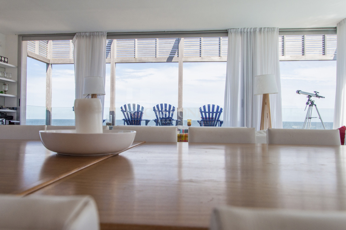 Casa ID.4953 - Una joya arquitectónica sobre el mar.