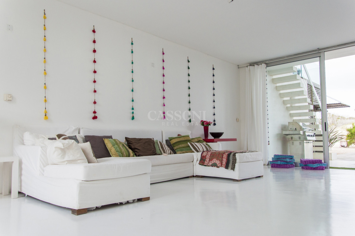 Casa ID.4953 - Una joya arquitectónica sobre el mar.